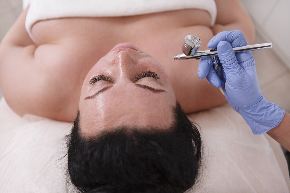 Opuchlizna i inne powikłania po mezoterapii mikroigłowej: jak sobie z nimi radzić